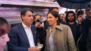 Primarie per forza. Conte le lancia: “Le vogliamo aperte a tutti”. Schlein frena: “Potrebbe non esserci tempo”