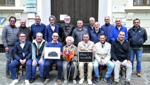 Foto di classe amarcord con la loro maestra che compie 100 anni