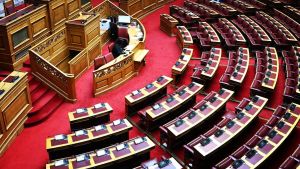 Δύσκολα θα υπερψηφιστεί η μείωση βουλευτών