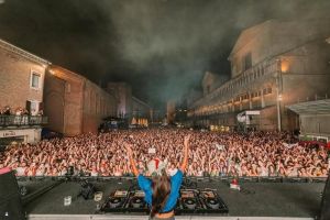 Discoteca in piazza e frecciate techno. Genova imita Ferrara e scoppia la polemica politica