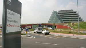 Jesolo , 16enne cade dal lucernario dopo la lite con il fratello: si frattura una gamba