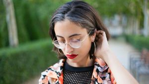 Cos’è la “transition to grey”: smettere di tingersi i capelli bianchi diventa un atto politico