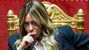 Meloni e sospiri. Imbarazzata da Trump e dalla frase di Descalzi, sorride a Magyar. Fitto: “Ancoriamoci alla Ue”