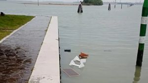Vandali al Polo nautico di San Giuliano, la refurtiva lanciata in laguna