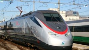 Guasto sulla linea dell'Alta Velocità Napoli-Roma, ritardi fino a 3 ore e treni cancellati