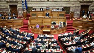 Η συρρίκνωση της Βουλής οδηγεί στην ολιγαρχία