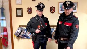 I carabinieri denunciano un giovane: in auto aveva un campionario di droga