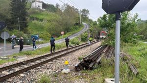 Accidente ferroviario mortal en Langreo: fallece un hombre arrollado por un tren cuando cruzaba las vías en un paso a nivel sin barreras en Sama