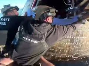 L'apertura della capsula e l'applauso per gli astronauti dopo l'ammaraggio di Artemis II