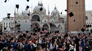 Stop schiuma, schiamazzi e rifiuti: ecco il decalogo per festeggiare le lauree in piazza San Marco