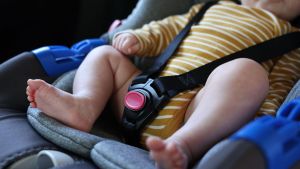 Abbandonano la figlia di 6 mesi in auto e vanno a fare la spesa