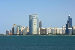 «На развлечения спрос упал»: что происходит в столице ОАЭ из-за конфликта с Ираном