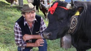 Addio a Valerio Depetro margaro delle montagne salutato dai campanacci