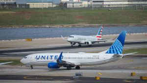 Megafusión en el aire: United tantea a American Airlines