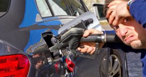 Spritpreis-Problem: Die Politik benötigt Maßnahmen, über die sich die Konzerne nicht kaputtlachen