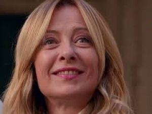 Meloni riceve gli atleti di Milano-Cortina, sorrisi, selfie e l'omaggio del tricolore firmato