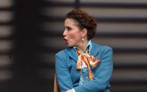 Χριστίνα Μπακαστάθη: «Είμαστε οι ρωγμές μας» – Η σάτιρα, η σύγκρουση και η γυναίκα που παίρνει το πάνω χέρι