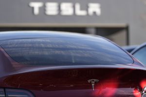 Dave Ramsey: – Burde du egentlig kjøpe ny Tesla?