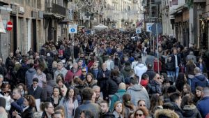 Turismo, Regione Campania corregge il Comune: a Napoli nel 2024 «solo» 3,5 milioni di presenze