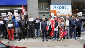 La huelga de los conductores de autobús del Nalón seguirá: la reunión entre empresa y trabajadores acaba sin acuerdo (tras once días de paro)