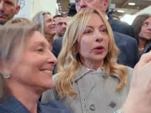 Bagno di folla, brindisi e selfie, la visita della premier Meloni al Vinitaly