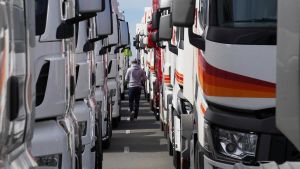 Juicio en Avilés: tres transportistas al banquillo por provocar un accidente múltiple con una barricada en la Autovía del Cantábrico, a la altura de La Caridad