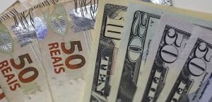 Real se fortalece abaixo de R$ 5 com apoio de juros elevados e exportações de petróleo