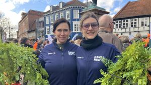 Ci­ty­for­e­nin­gen på ind­køb for at gøre byen smuk til Royal Run: 102 blom­ster­kug­ler...