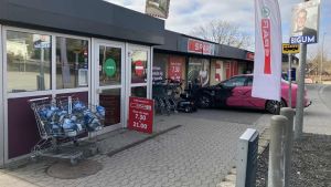 Efter kon­kurs in­ve­ste­rer lands­by­en i ny køb­mand: - Det er jo der, man møder nabo...