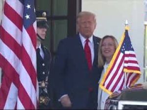 Meloni alla Casa Bianca nell'aprile 2025, la stretta di mano con Trump ARCHIVIO