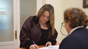 La ilusión de Lucía por ver a su hija en el cole de su infancia y las ganas de la pequeña Clara de empezar en la escuelina: intenso día de inscripciones en los centros educativos asturianos