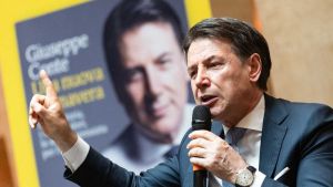 Conte presenta il nuovo libro. Andranno Speranza, Gualtieri e Guerini. Mistero Schlein. Renzi non invitato