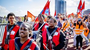 Rijksambtenaren protesteren tegen de nullijn. ‘Ik ken dit alleen van televisie’