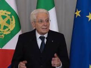 Mattarella: Il mondo sarebbe migliore se i potenti usassero l'autoironia