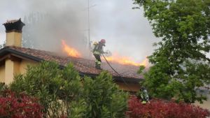 Lascia la pentola sul gas e va dal medico. S’incendia il tetto della casa, sfollati