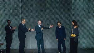 Adolfo Domínguez recibe un homenaje en la 080 Barcelona Fashion: “En esta ciudad siempre hemos tenido una conexión especial con tus creaciones”