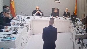 Esperando a Cosidó en un concurso de preguntas y respuestas con el inspector Gonzalo Fraga de protagonista