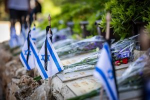 100 bereaved families ask coalition MKs to skip cemetery speeches on upcoming Memorial Day