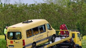 Si ribalta lo scuolabus sei bambini feriti