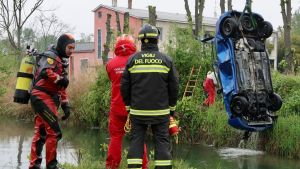 Sbanda con l’auto mentre va al lavoro Trovato morto nel canale dopo ore