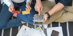 Hombres y mujeres no saben lo mismo sobre finanzas, ¿por qué?