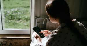 Uma dor sem lugar: por que os casos de autolesão em jovens dispararam