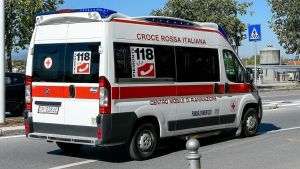 Favria, agente tenta di sedare una lite e riceve un pugno in faccia