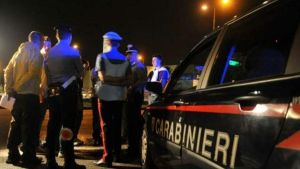 Violenza a 16 anni: rissa e sangue in centro, passanti impietriti