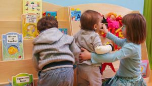 Pochi posti nei nidi, lunghe liste d’attesa (nonostante il calo demografico) e troppe barriere: “Crescita lenta e divari raddoppiati”