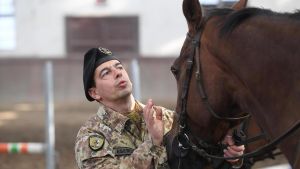 Sessismo in Accademia Militare: “Ci ha costretti a pulire i tombini, a spostare sassi e a sradicare erba”