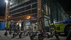 Uno de cada cinco robos violentos en Barcelona se comete con un patinete eléctrico