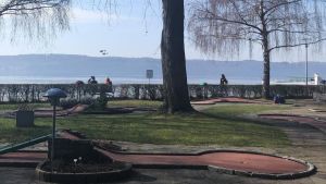 Zwei Helikopter fliegen tief über den Bodensee und niemand weiß, wer die Piloten waren