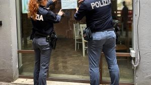 Carenze igieniche e di sicurezza. La polizia chiude per dieci giorni un locale in pieno centro storico