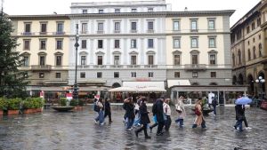 Chiosco sotto i portici, affitto nullo. Il condominio deve restituire centomila euro al fioraio